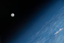 S Vysoty Poleta Mks Astronavty Pokazali Rastushuyu Lunu