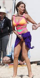 Ty burrell shares 25 things about himself with us weekly. Sarah Hyland And Modern Family Cast On Sydney Harbour Bridge Climb Daily Mail Online