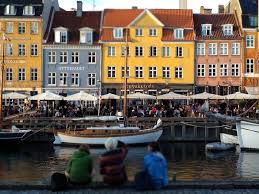 Copenhague, la quinta metrópoli más cara del mundo, es una ciudad llena de casas de colores. Un Dia En Copenhague Lo Imprescindible De La Ciudad El Viaje De Sofi