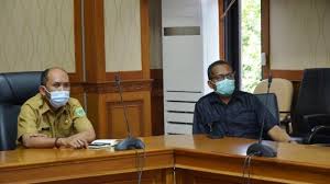 Dalam melakukan perdagangan internsional setiap negara pasti berharap bisa mendapatkan sebenarnya hambatan ini ada dalam rangka mengatur dan melindungi eknomi suatu negara agar sehingga konsumen akan lebih memilih barang dalam negeri yang harganya lebih murah dan. Ketua Cawangan Pejabat Perdagangan Dalam Negeri