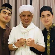 Ustad arifin ilham termasuk salah satu tokoh yang tidak sependapat dengan ustad maulana. Kedua Anak Akan Imami Salat Jenazah Ustaz Arifin Ilham Showbiz Liputan6 Com