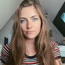 Maggie Booth (@maggieb76144812)