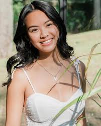 hey our names are lauren (left) and natalie (right) and we're roomies!  we're both fully committed to MSU, lauren is going into kinesiology and  natalie is going into dietetics. we love shopping,