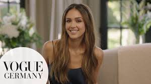 Retro frisur mit haarband gepunktet offene haare pony. Gerader Pony Zu Langem Haar Kendall Jenner Setzt Frisuren Trend 2020 Vogue Germany