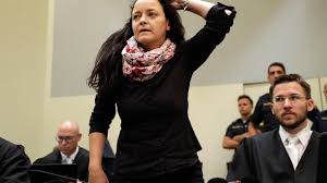 Zschäpe'nin mahkemenin sorularını bizzat yanıtlayıp yanıtlamayacağı ise belirsizliğini koruyor. Nsu Prozess Pflichtverteidiger Fordern Sofortige Freilassung Zschapes