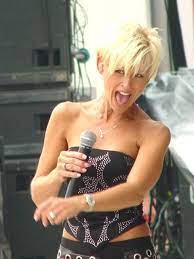 Although you have a clear picture of how you want your hair to be done and give accurate explanations to your hairdresser, it may happen that you end up with a haircut that is way different from what you imagined for yourself. Lori Morgan Arco Arena Sacramento Ca 1992 Lorrie Morgan Country Female Singers Hair Styles 2014