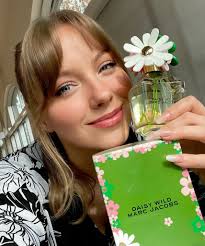 Le nouveau parfum Daisy Wild de Marc Jacobs est arrivé chez Pharmaprix et  c'est un coup de cœur instantané ! L'odeur, tout comme la bouteille, est  tout simplement merveilleuse ! Une fragrance