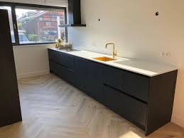 Schwarzes Holz Look Kuche Kombiniert Mit Einer Weissen Marmor Look Arbeitsplatte Spul Keuken Ontwerp Keuken Ontwerpen Keuken In Woonkamer
