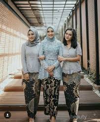 Bahan yang kami gunakan adalah bahan standar distro yg berkualitas baik & tidak mudah rusak. Ladies Ini Baju Atasan Kekinian Yang Cocok Untuk Proses Lamaran Kamu