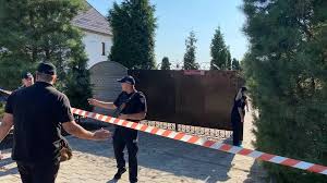Накануне, 9 июня, около полудня на заброшенной стройплощадке в 14 микрорайоне прохожие нашли труп молодого мужчины со следами. Fuaede3jquv05m