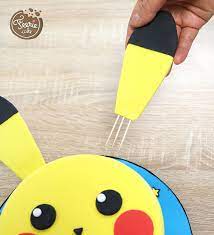 Aber will man wirklich ein armes pikachu essen? Motivtorte Pikachu Die Leichte Anleitung Von Feerie Cake