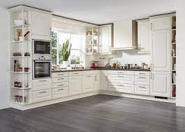 Weitere ideen zu haus küchen, küche landhaus modern, küchendesign. L Form Landhauskuche In Cremeweiss Mit Holzarbeitsplatte Haus Kuchen Landhauskuche Kuchen Ideen Landhaus