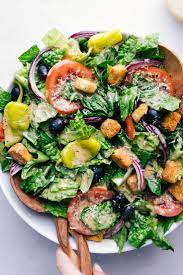 A Copycat Recipe For The Famous Olive Garden Salad Complete With Juicy Tomatoes Peppe Thanksgiving Salad Recipes Olive Garden Salad Recipe Garden Salad Recipe