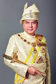 For hundreds of years, the sword became a symbol of a rightful sovereignty and power in malay culture. Endie On Twitter 1 Sultan Nazrin Mencium Bilah Pedang Cura Si Manjakini Pedang Yang Dikatakan Milik Sang Sapurba Lebih Kurang 800 Tahun Dahulu 2 Sultan Nazrin Memegang Keris Taming Sari 3 Keris