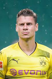 Ich nehme die herausforderung an und nominiere folgende personen: Borussia Dortmund Defender Lukasz Piszczek Getting Into The Field Borussia Dortmund Dortmund Football Players Images