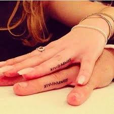 Les tatouages de couples sont une mode assez récente, qui, avec le appelez votre partenaire et regardez ensemble notre spectaculaire et romantique galerie d'images de tatouages pour couples. Tatouage Couple Doigts 15 Idees De Tatouages A Faire A Deux Elle