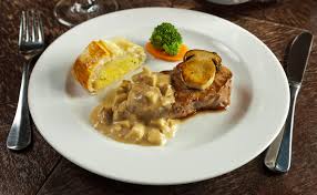 Kalbssteak Mit Steinpilzsauce Und Erdapfelstrudel Rezept Rezept Steinpilzsauce Rezepte Strudel