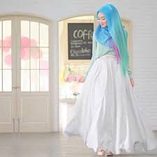 Tentu desain dari busana dian pelangi agak beda dengan desain kebaya muslim lainnnya yang lebih cenderung warna putih. Trend Model Busana Muslim Dian Pelangi Edisi 2017