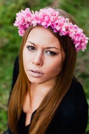 Una Corona Rosa De Flor De Espino Con Hojas Verdes El Tronco Del árbol  Tiene Espinas Afiladas Imagen de archivo