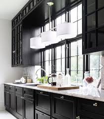 It's a fantastic color scheme that creates a beautiful and for a kitchen that has all black cabinets and countertops, this is quite bright and that's because of the white cathedral ceiling , white walls and light wood flooring. Elegance Kitchen Cuisine Light Deco Decoration Interiors Houses Maison Design Food Lifestyle Black Kitchen Trends Kitchen Design Kitchen Interior