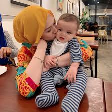 Wah datin niena baharun sedang bercuti bersama family, bestnya bercuti, lamo tok tengok datin niena belakon. Logik Lah Kalau Dah Jadi Mak Instagram Penuh Gambar Anak Macam Datin Niena Baharun Nona