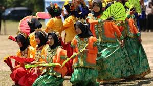Terdiri dari bilah dengan panjang yang bervariasi kemudian disanggah dengan bambu sehingga bisa menghasilkan suara yang merdu. 5 Alat Musik Sulawesi Selatan Dan Cara Memainkannya