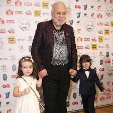 На родине певца ему присвоено звание народного артиста. 88 Letnij Otec Filippa Kirkorova Byl Gospitalizirovan Vokrug Tv