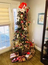 Pohon natal yang tingginya melebihi lantai dua gereja itu buatan salah seorang jemaat yang juga aktivis lingkungan, yeni mulyani hidayat. Grand Prairie Ace Hardware Tree Our Business Represents Us Pohon Natal Natal Pohon