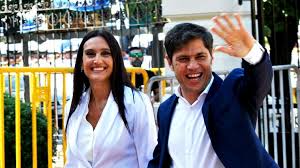 En plena asunción de axel kiciloff (48), mientras el electo gobernador y su esposa, soledad quereilhac (44), caminaban con la frente en alto hacia el escenario del teatro coliseo podestá de la plata, sus hijos león (11) y andrés (7) levantaban del piso algunas de las cartas que los militantes le arrojaban al. Quereilhac Nego Haber Ofrecido Vacunas Y Cruzo A Sarlo Noticias Cadena 3 Argentina