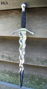 This Is Cool I Like How It Has A Wavy Blade Sword Weapon Inspiration For Dnd Pathfinder Wrapped Hilt Knife Cool Swords Pretty Knives