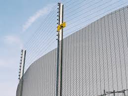 It is based on a strong physical and psychological barrier that keeps away intruders. Electric Fence Topping Zaun Middle East