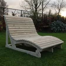 Ligstoel Curve Voor 2 Pers In Gebruikt Steigerhout A Wood Lounger That Actually Looks Comfortable Holzliege Sitzecken Garten Wellnessliege