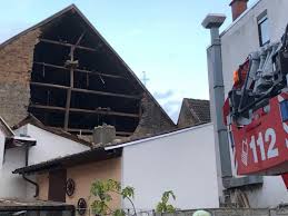 Auf fotos und videos waren die abgebrochene fassade und möbelstücke aus dem haus zu sehen. Ludwigshafen Erstmeldung Giebelwand Eines Landwirtschaftlichen Gebaudes In Rheingonheim Eingesturzt Metropolregion Rhein Neckar News Events