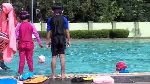 Anda ingin membangun kolam renang dan perlu informasi berapa biaya membangun kolam renang 2019 ? Encik Zex At Kolam Renang Kelana Jaya Youtube