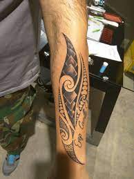 Tatouage avec prenom avant bras. Tatouage Homme Style Maori Avec Prenoms Tatouage Homme Style Tatouage Homme Tatouage