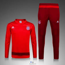 Il s'agit d'un survêtement adidas de mon ancien club de foot. Survet 2016 Bayern Rouge Jpg 640 640 Survetement Bayern Survetement De Foot Survetement