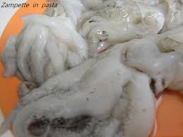 Eliminate l'osso e gli occhi, quindi lavatele molto bene, tagliando poi ad anelli sottili il corpo e a pezzetti i tentacoli. Zampette In Pasta Seppie In Nero Alla Veneziana