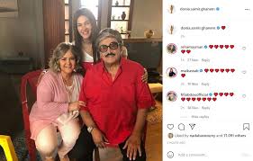 بدأ عدد من نجوم الفن على التوافد لمسجد المشير طنطاوي لتشييع جثمان الفنان الراحل سمير غانم الذي رحل عن عالمنا أمس بعد صراع مع المرض.وحضر لتشييع الجثمان كل من الفنانة يسرا والفنانة ميرفت أمين والمخرجة إيناس الدغيدي.وقام. Ø´Ø§Ù‡Ø¯ Ø¯Ù†ÙŠØ§ Ø³Ù…ÙŠØ± ØºØ§Ù†Ù… ØªØ¹Ø¨Ø± Ø¹Ù† Ø§Ø´ØªÙŠØ§Ù‚Ù‡Ø§ Ù„ÙˆØ§Ù„Ø¯Ù‡Ø§ ÙˆÙˆØ§Ù„Ø¯ØªÙ‡Ø§ Ø¨ØµÙˆØ±Ø© Ø§Ø¨ÙƒØª Ø§Ù„Ø¬Ù…ÙŠØ¹ Ø®Ù„ÙŠØ¬ Ø§Ù„Ø¬Ø²ÙŠØ±Ø©