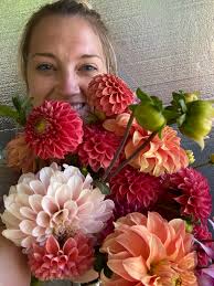 Dahlia Sale with Oregon-Grown Tubers and Shipping Options