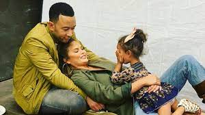 Chrissy teigen certainly had the glow as she stepped out in public for the first time since announcing. Sie Rasten Aus Fans Kritisieren Chrissy Teigen Als Mama Promiflash De