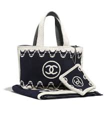 Visualizza altre idee su federe cuscino, cuscini shabby chic, federe. Other Accessories Fashion Chanel