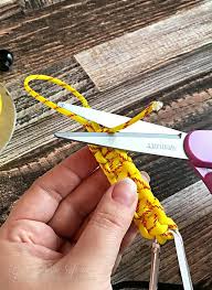 I'll be showing you how i made a fitted net to carry a nalgene bottle or other jar/bottle/item. Diy Paracord Water Bottle Holders Carla Schauer Designs