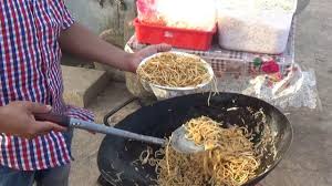 Hyderabadi Spicy 2 Egg Noodles Roadside Preparation Only 60 Rs Per Plate Street Food Hyderabad Youtube