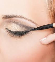 After cleansing your face, apply a moisturizer for the face and an eye cream around the eyes. How To Prevent Eyeliner From Smudging Top 7 Tips And Tutorial