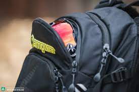 Ideal for those who need a reserve d 'water and wants to replace the carrier with a welcoming small backpack. The Best Emtb Backpack How To Carry Your Spare Battery Correctly E Mountainbike Magazine