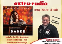 Hans sigl, schauspieler, lächelt bei einem pressetermin. Der Bergdoktor Offizieller Fanclub Tv Show Facebook