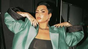 Continue aproveitando ao máximo os seus ícones e coleções. Demi Lovato Anuncia Se Identificar Como Pessoa De Genero Nao Binario Zoeira Diario Do Nordeste