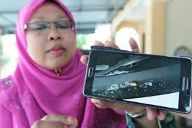 Ketua polis daerah kota bharu, asisten komisioner abdul rahim daud berkata, sebelum kejadian mangsa baru keluar parkir sebuah pasar raya dan mangsa berhenti dan keluar dari kenderaannya sebelum didatangi dua lelaki tidak dikenali memecahkan cermin bahagian belakang kereta dengan. Terkejut Cermin Kereta Retak Kena Tembak