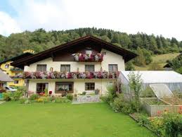 Housea tumači britanski glumac hugh laurie koji je američkoj publici, uprkos bogatoj karijeri, postao poznat tek zahvaljujući ovoj ulozi. Hotels Near Restaurant Adriana Bad Kleinkirchheim Best Hotel Rates Near Restaurants And Cafes Bad Kleinkirchheim Austria