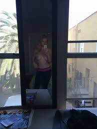 Leven Rambin - Page 2 nue, négligente, seins nus, bikini, photos de mamelon